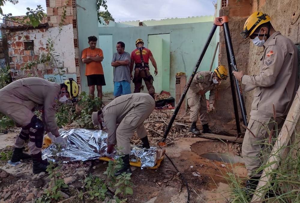 Resgate de adolescente que caiu em cisterna em Luziânia (GO)