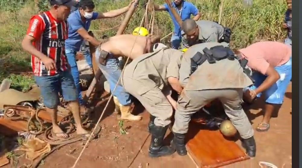 Resgate de adolescente que caiu em cisterna em Santa Helena de Goiás