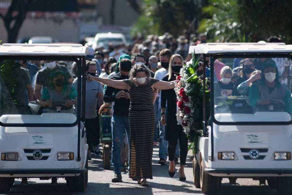 Enterro de vítimas de chacina no DF