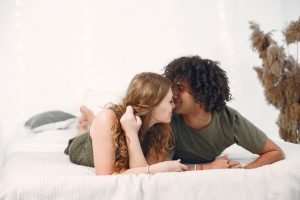 Casal deitado na cama
