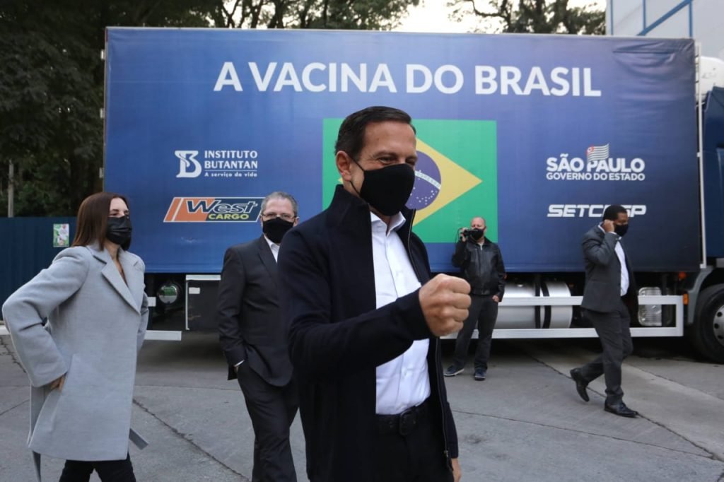 João Doria acompanha entrega de doses da Coronavac