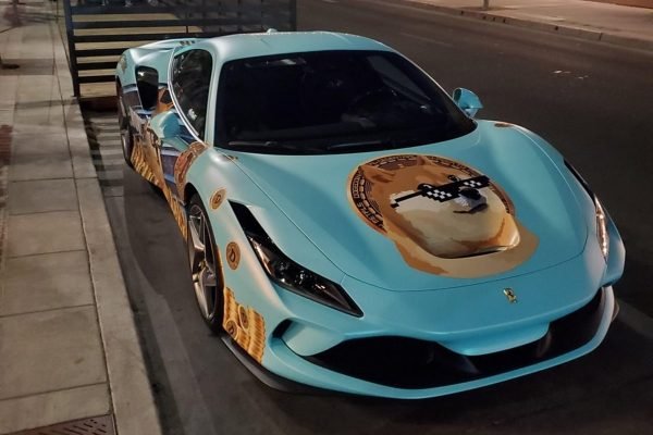 Ferrari de R$ 3,8 mi com envelopamento de Dogecoin viraliza nas redes