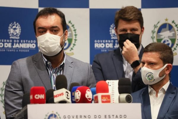 Governador Cláudio Castro e os 28 prefeitos dos municípios que estão na concessão dos serviços de saneamento.