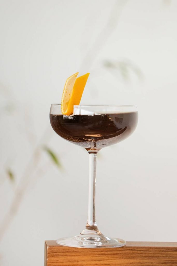Drinque com cor de café em taça coupe