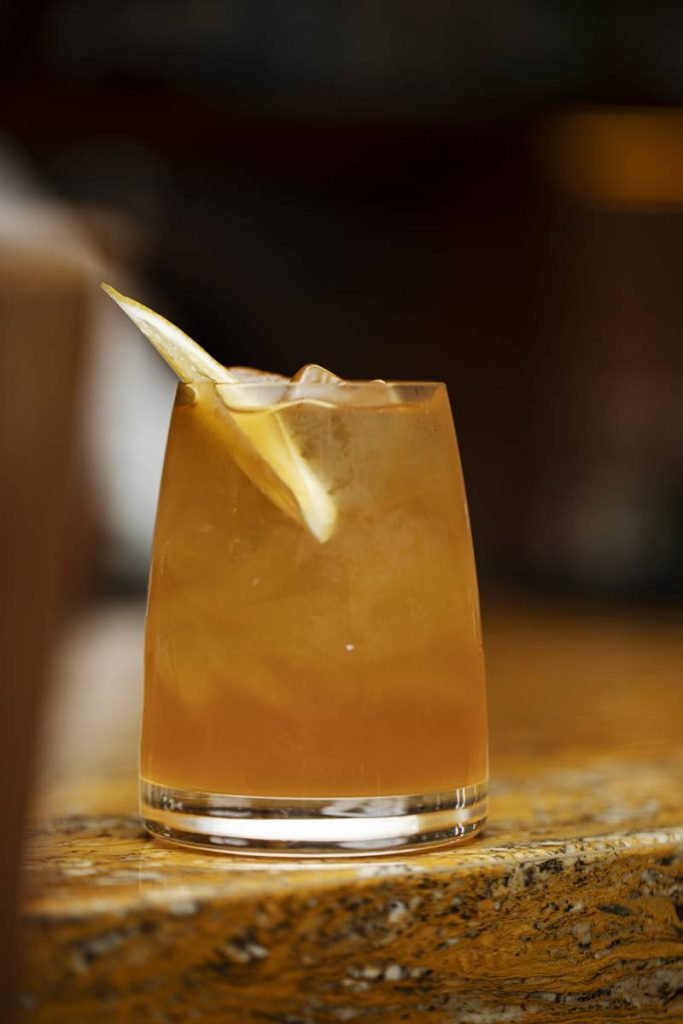 Copo com drinque amarelo