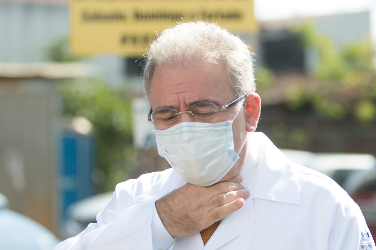 Ministro da saúde, Marcelo Queiroga, aplica a dose da vacina contra a Covid no ministro Marcos Pontes e no Presidente da Caixa, Pedro Guimarães.