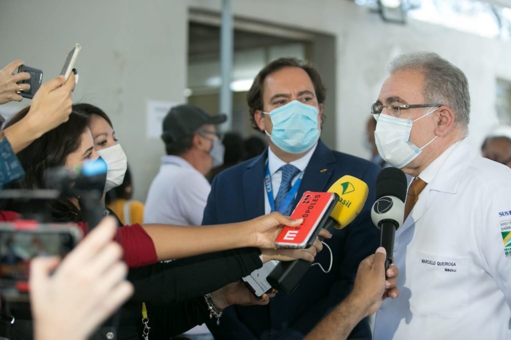 Ministro da saúde, Marcelo Queiroga, aplica a dose da vacina contra a Covid no ministro Marcos Pontes e no Presidente da Caixa, Pedro Guimarães.