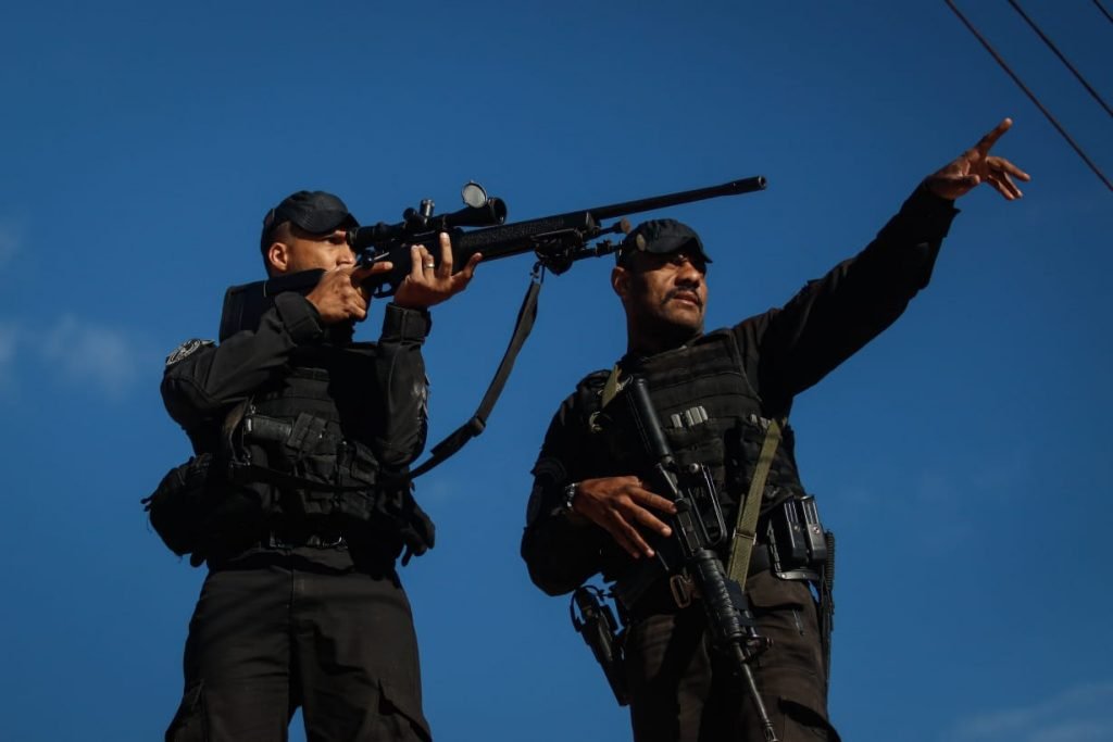 Agentes do Batalhão de Operações Especiais realizam busca para encontrar Lázaro Barbosa, após denúncia de que ele estaria escondido em região de mata fechada