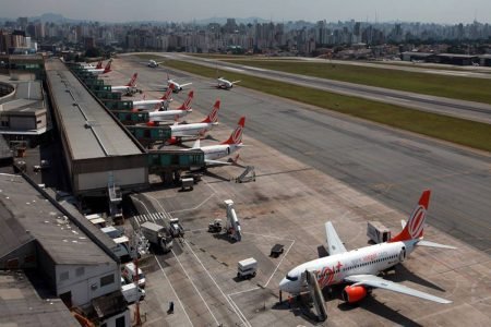 Imagem colorida mostra aviões no Aeroporto de Congonhas (SP) - Metrópoles