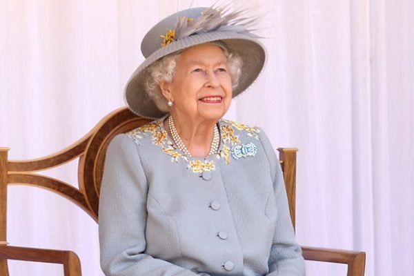 a rainha da inglaterra em evento em 2021