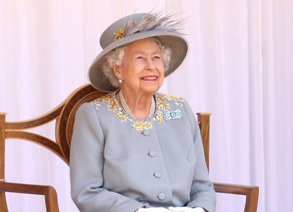 a rainha da inglaterra em evento em 2021
