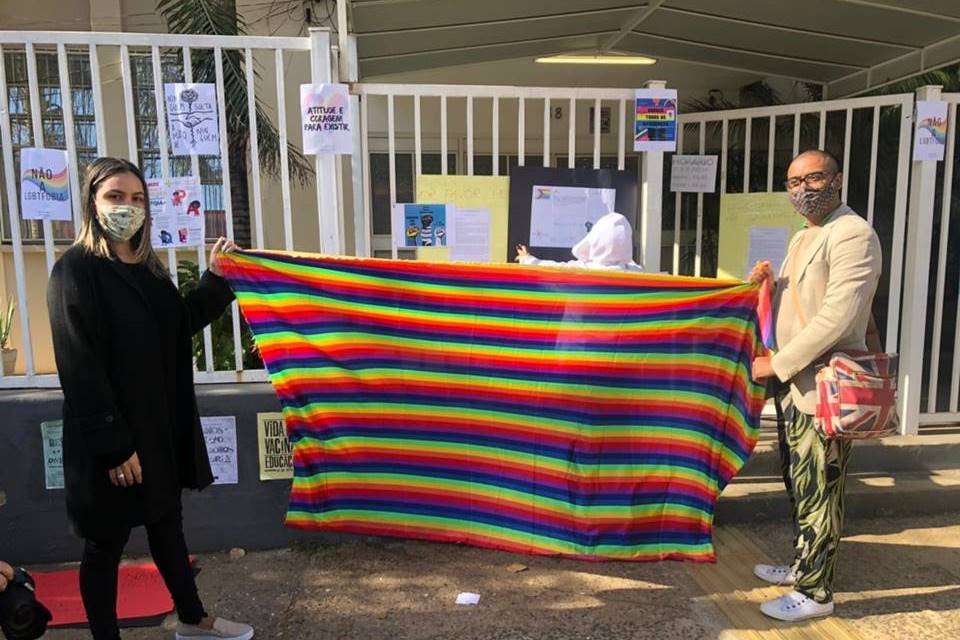 Criança é atacada por pais e professores ao sugerir tema LGBT em