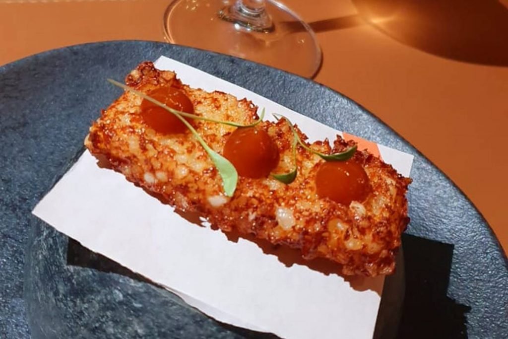 prato com Stick de tapioca com coco fresco, parmesão & compota de pitanga com pimenta