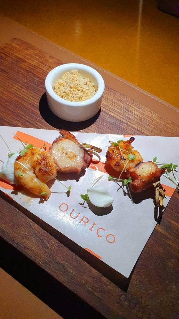 Tábua com Espetinho de polvo e camarão, aioli de limão e farofinha