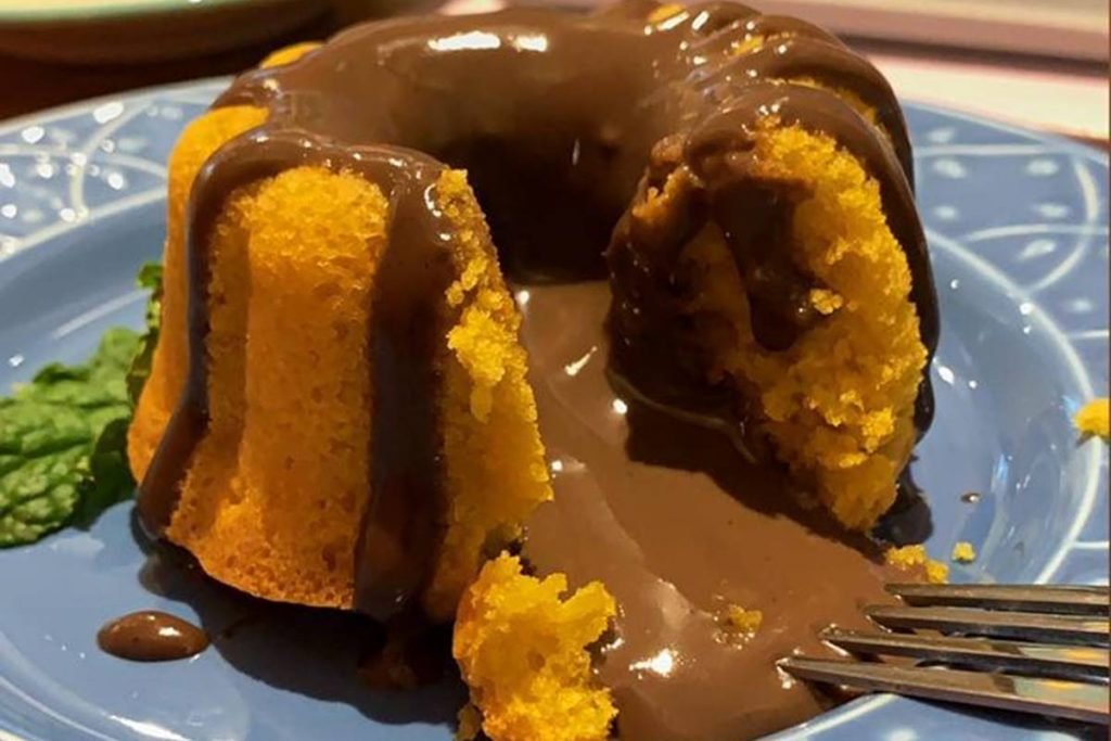 Bolo de cenoura com cobertura de chocolate
