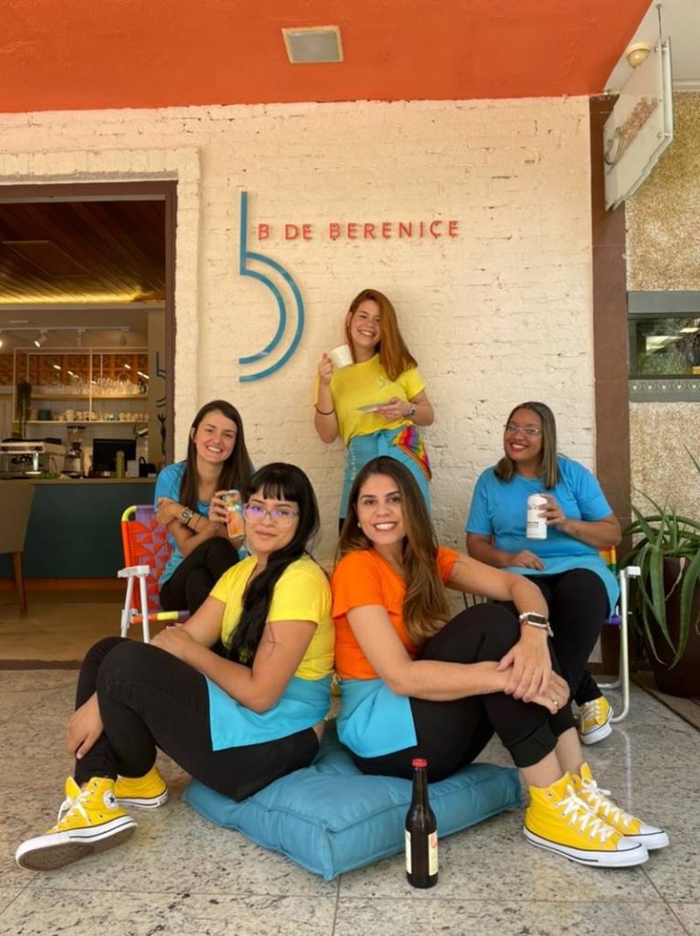 Várias mulheres posam para foto