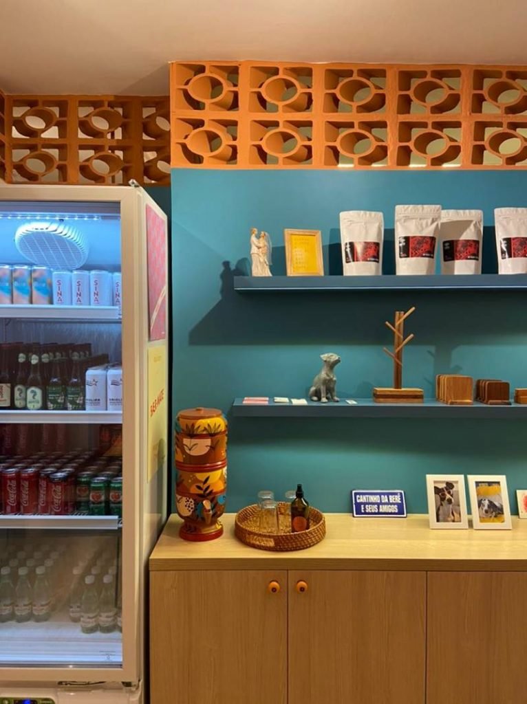 Parede de restaurante com prateleiras