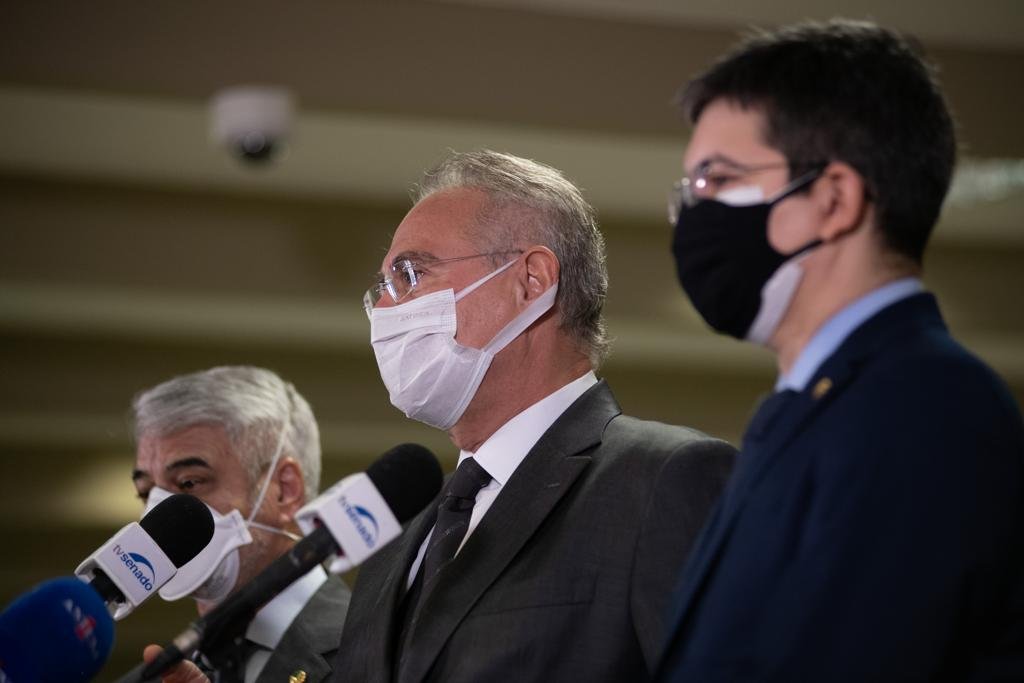senadores em coletiva da CPI