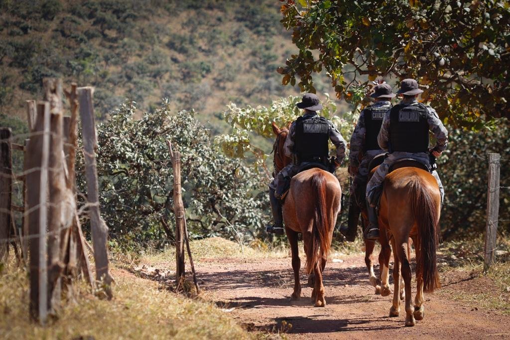 Cavalaria da PMGO realiza buscas próximo à área de onde ocorreu troca de tiros com Lázaro