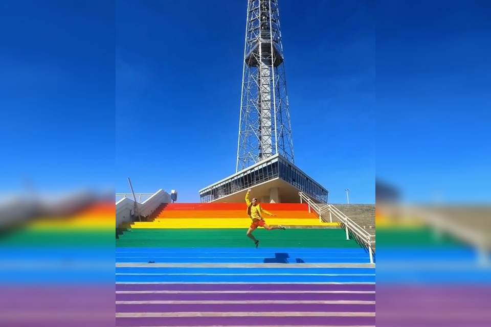 Em alusão ao Dia do Orgulho LGBT, pontos do DF são pintados de arco-íris