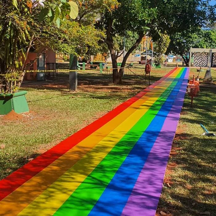 Em alusão ao Dia do Orgulho LGBT, pontos do DF são pintados de arco-íris