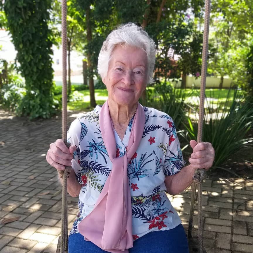 Dona Anita no balanço
