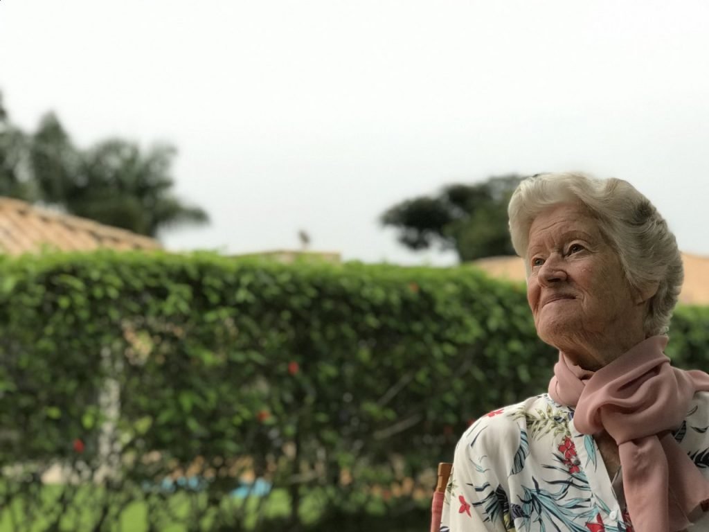 Dona Anita pensativa