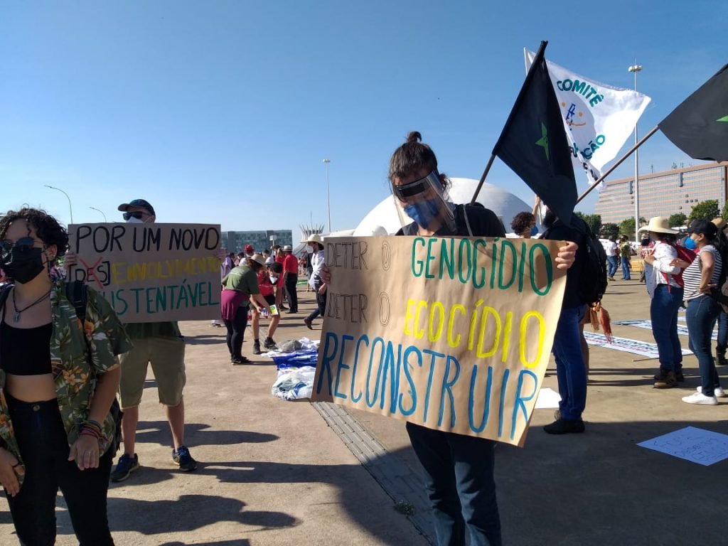 Cartazes feitos pelos manifestantes