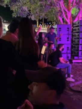 Pessoas foram flagradas sem máscara nos bastidores