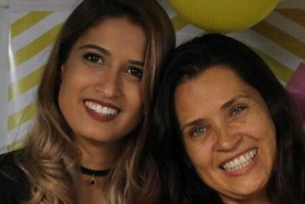 Duas mulheres abraçadas