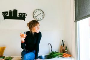 Mulher bebendo suco detox
