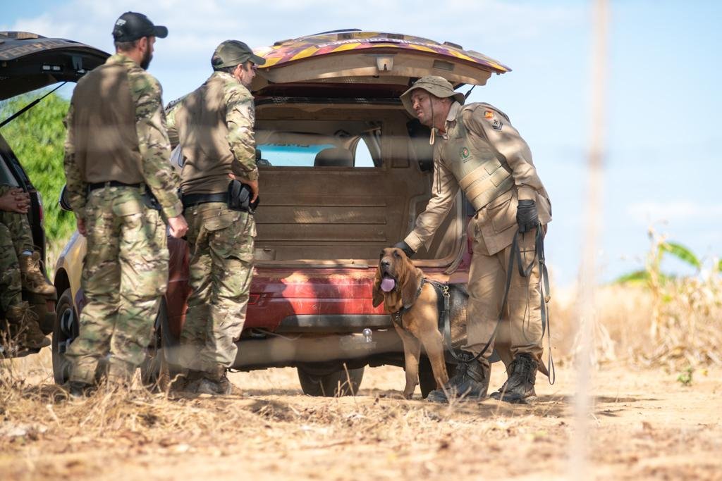 Policiais e cão farejador
