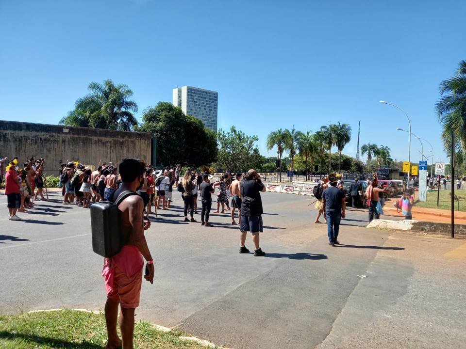 Confronto entre indígenas e PMs deixa policial ferido com flecha