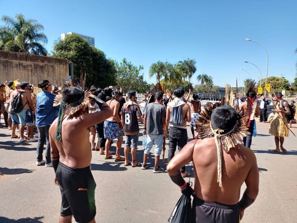 Reunião da CCJ que analisaria proposta sobre terras indígenas é cancelada  após confronto entre índios e polícia – Money Times