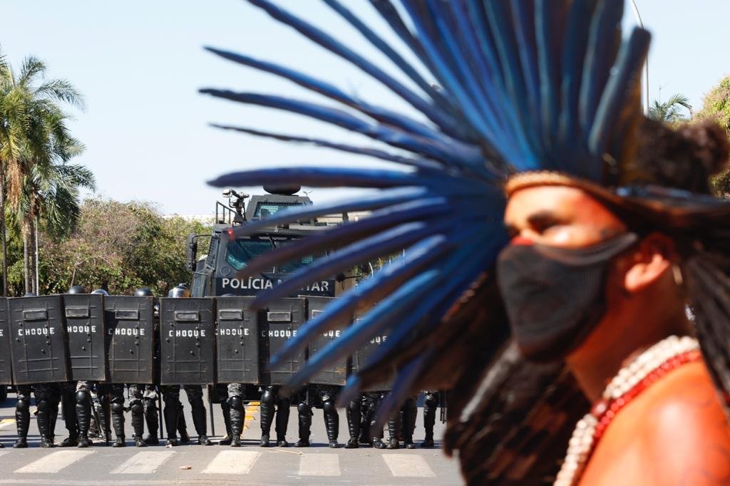 Reunião da CCJ que analisaria proposta sobre terras indígenas é cancelada  após confronto entre índios e polícia – Money Times