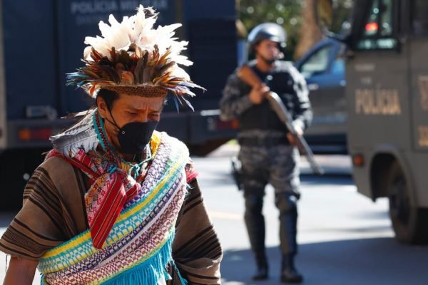 Confronto entre indígenas e PMs deixa policial ferido com flecha