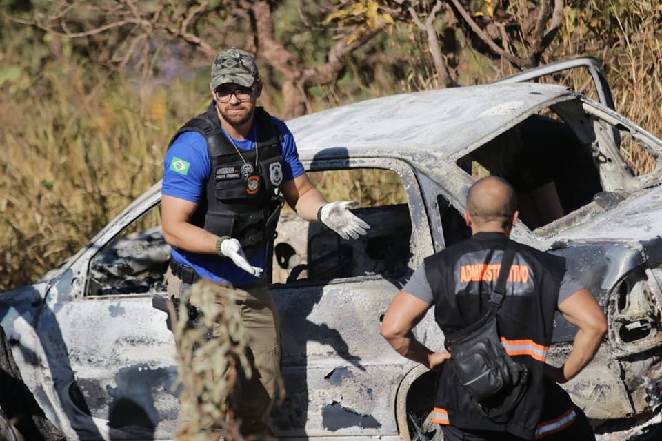 Carro incendiado é encontrado e polícia investiga se foi usado por Lázaro