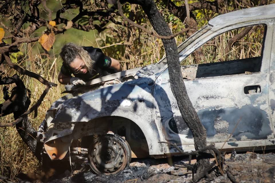 Carro incendiado é encontrado e polícia investiga se foi usado por Lázaro