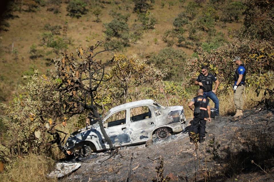 Carro incendiado é encontrado e polícia investiga se foi usado por Lázaro
