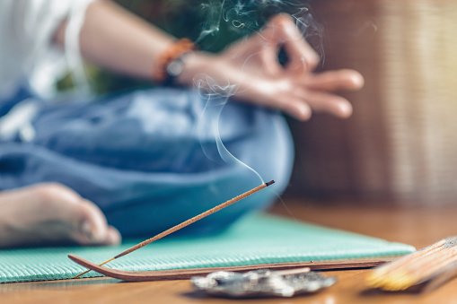 relaxamento yoga meditação incenso