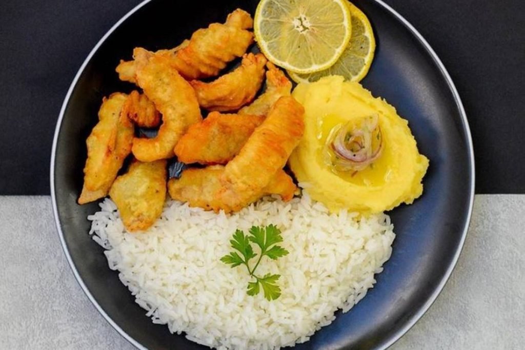 Prato com arroz, filé de peixe e purê