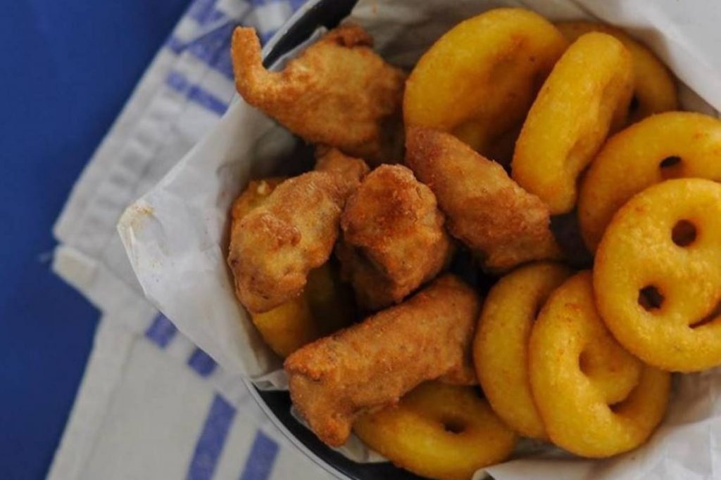 Filé de peixe e batatas smile