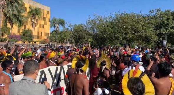 Após confrontos, indígenas voltam a protestar na Câmara nesta quarta
