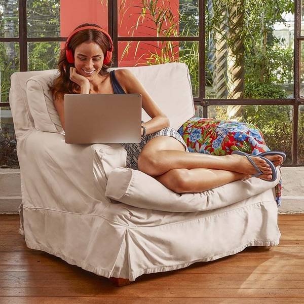 Mulher mexendo em computador, usando Havaianas
