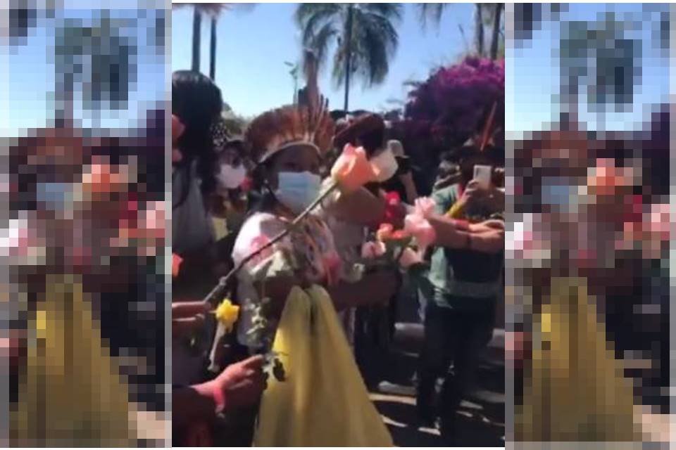 Indígenas entregam flores a policiais