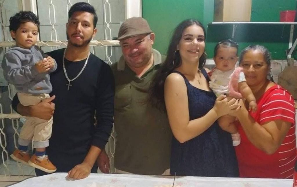Dois homens e duas mulheres posam para foto