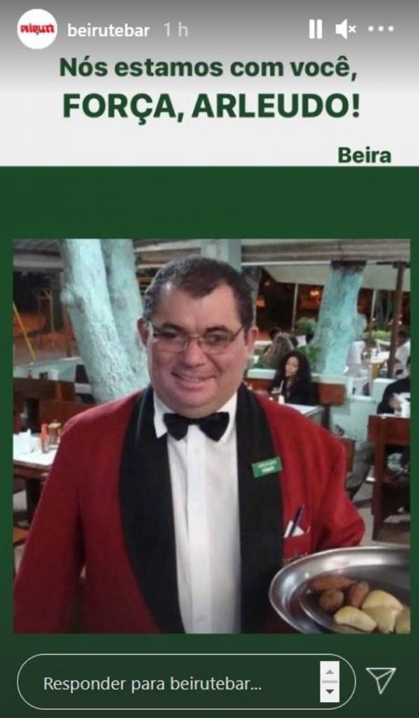 Foto de homem acompanhada de mensagens