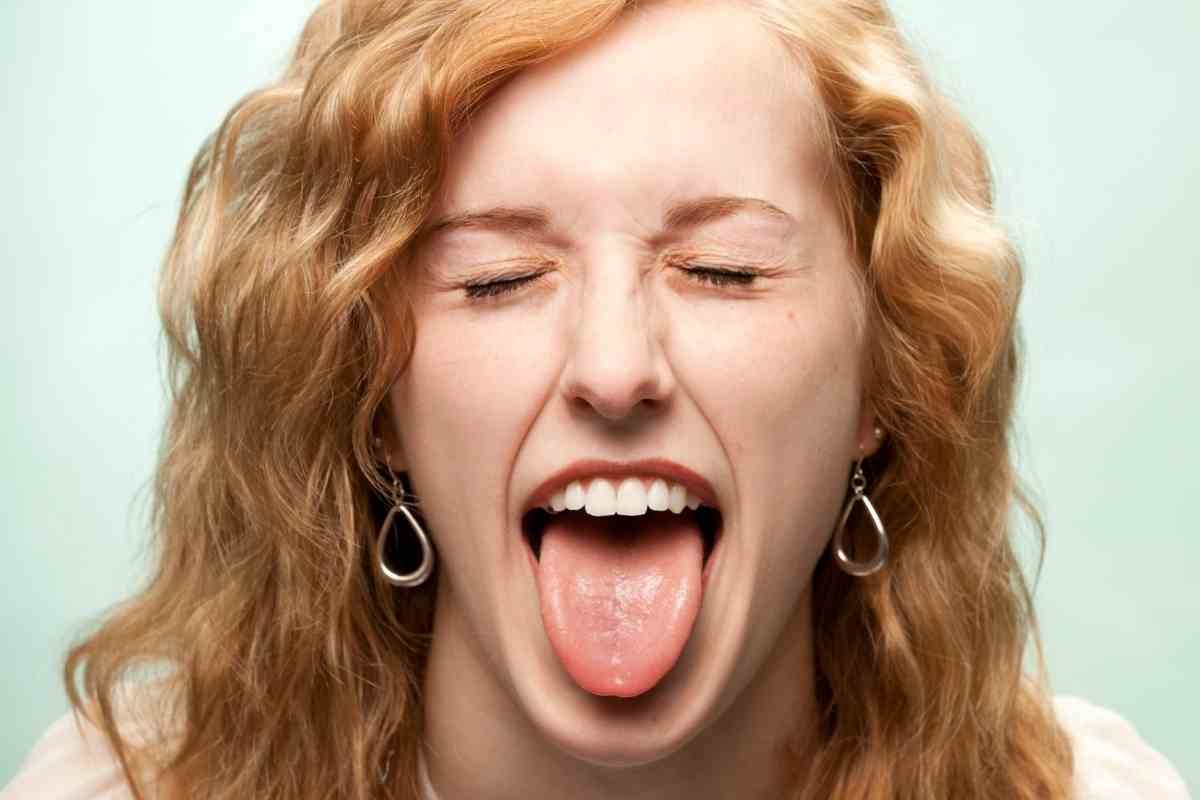 Mulher com a língua para fora - Metrópoles