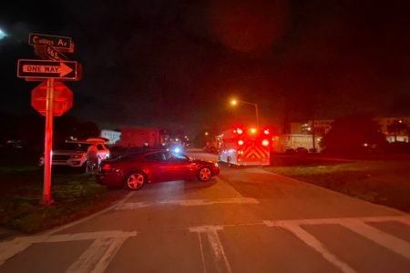 Trânsito fica bloqueado após desabamento de prédio em Miami, Flórida (EUA)