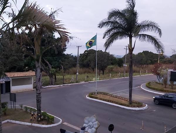 Bandeira do Brasil divide condomínio no DF onde moram general e ex-deputado
